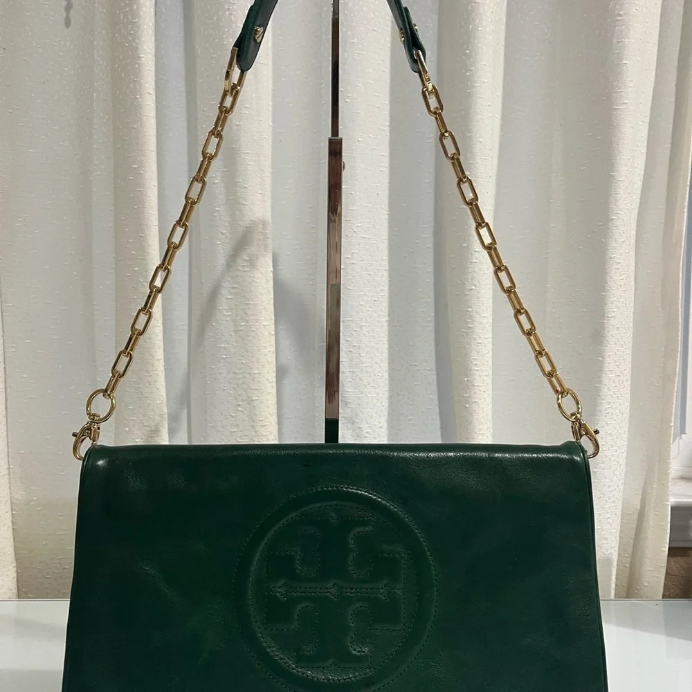 TORY BURCH DARK GREEN CLUTCH WITH GOLD CHAIN